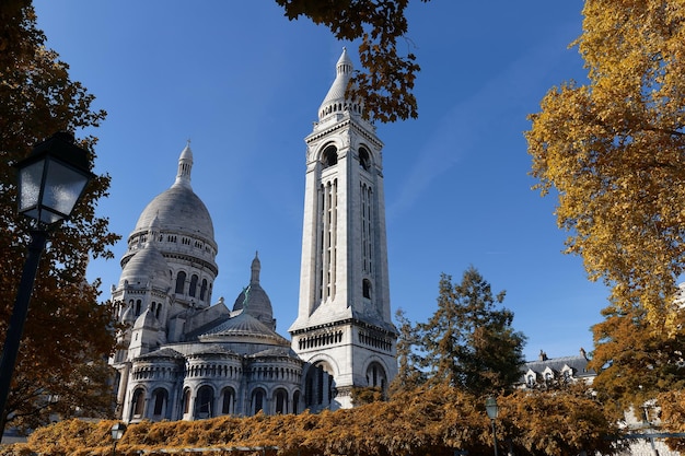 De beroemde basiliek Sacre Coeur met herfstbomen Parijs Frankrijk