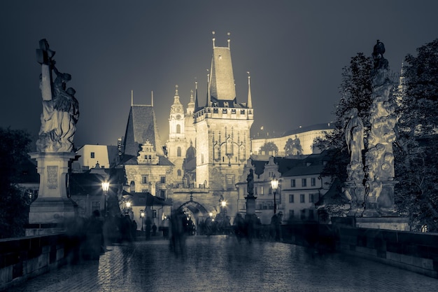 De beroemde bezienswaardigheid Karelsbrug in Praag 's nachts Tsjechisch Europa