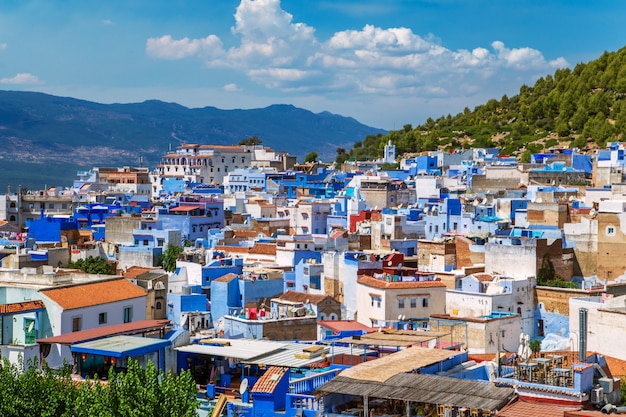 De beroemde blauwe stad Chefchaouen, bovenaanzicht.