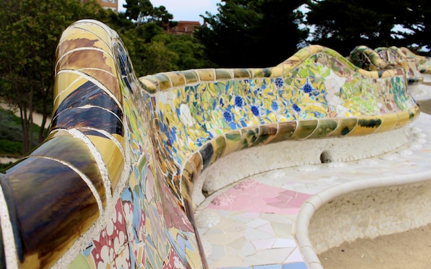 Foto de beroemde gaudi-banken in parc guell barcelona