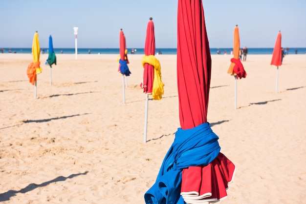 De beroemde kleurrijke parasols op het strand van Deauville, Normandië, Noord-Frankrijk