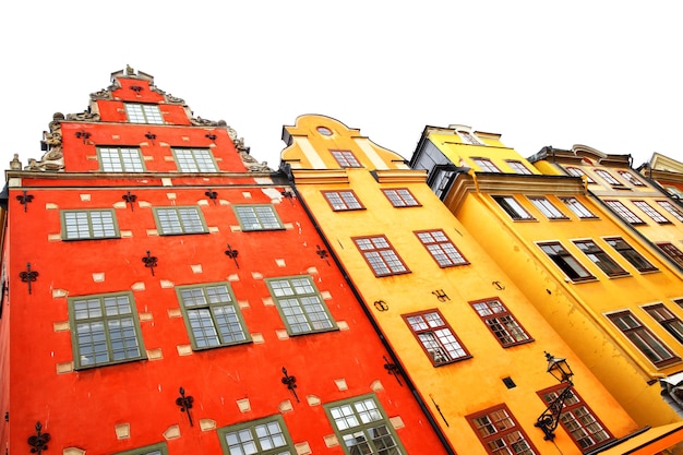 De beroemdste huizen in Stockholm op het Stortorget-plein geïsoleerd op de witte achtergrond, Sweden