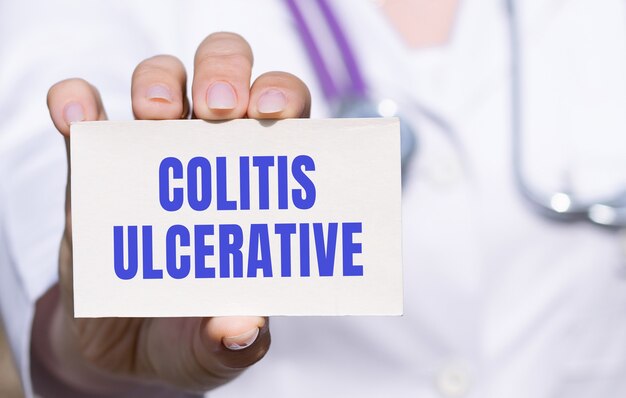 De beroepsbeoefenaar in de gezondheidszorg is in het bezit van een kaart COLITIS ULCERATIEF.