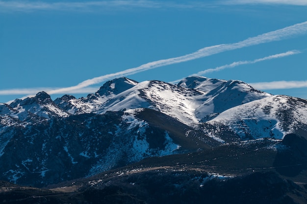 de besneeuwde bergen in de winter bieden spectaculaire landschappen