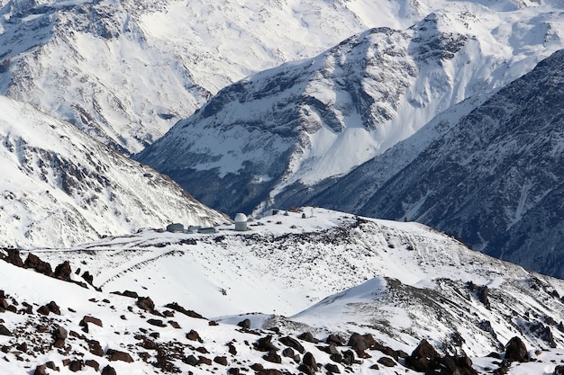 De besneeuwde toppen van het Kaukasusgebergte Elbrus