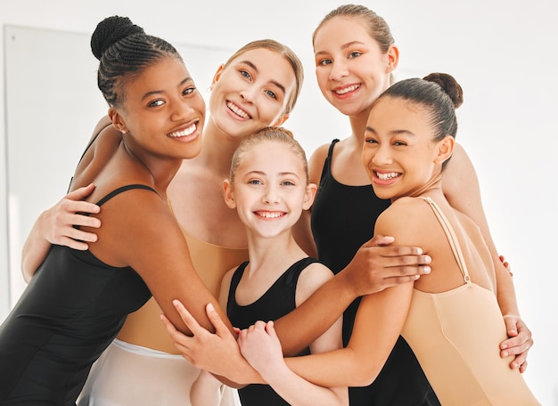 De beste vrienden zijn te vinden op balletles. Shot van een groep jonge balletdansers die plezier hebben in een dansstudio.