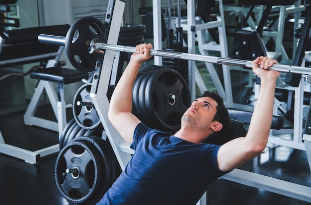 De bestelwagen van de mens dumbell in gymnastiek. oefenen met trainingsprogramma voor gezond