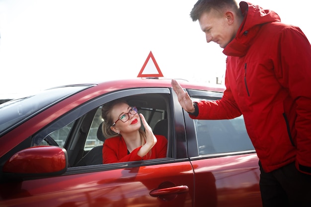 De bestuurder is een autoschoolinstructeur en een vrouwelijke student op een examenauto