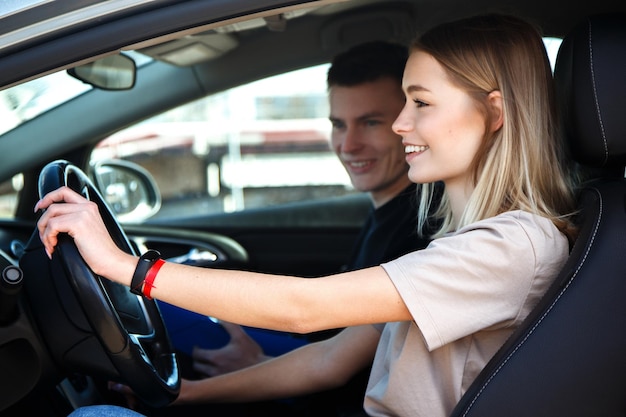 De bestuurder is een autoschoolinstructeur en een vrouwelijke student op een examenauto