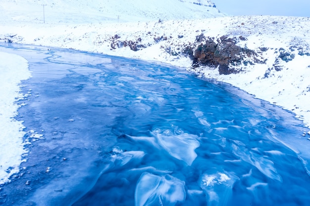 De bevroren Kirkjufell-waterval in de winter. IJsland