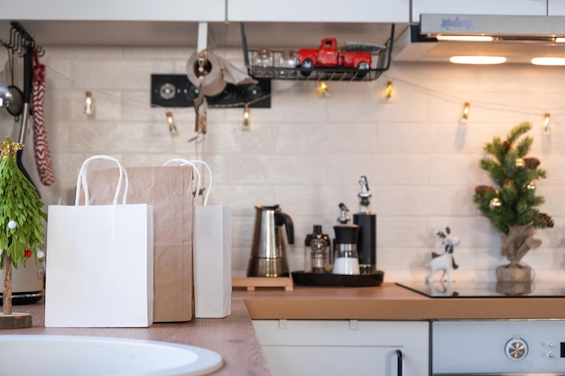 De bezorgservice pakketten staan op de keukentafel versierd voor kerstcadeaus en kant en klare maaltijden worden bezorgd en klaargemaakt voor het nieuwe jaar