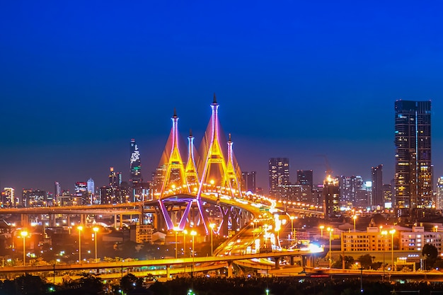 De Bhumibol-brug (industriële ringwegbrug) (Bangkok, Thailand) Prachtig uitzicht bij schemering, Bangkok Expressway