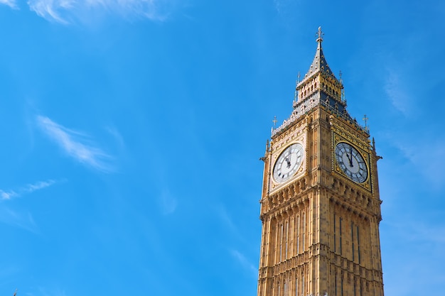 De Big Ben-klokketoren in Londen, het UK, op een heldere dag