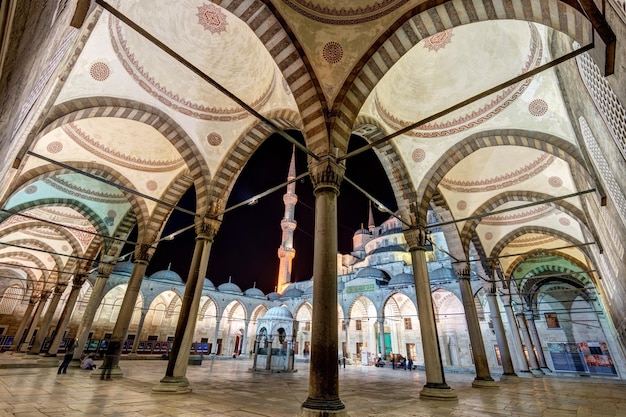 De binnenplaats van de Blauwe Moskee 's nachts in Istanboel, Turkije