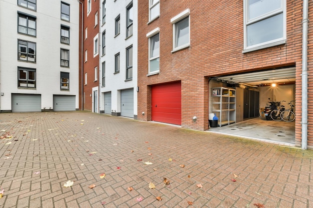 De binnenplaats van een gebouw met een rode garagedeur