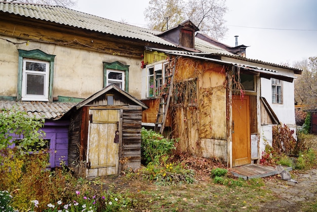 De binnenplaats van een oud houten huis Herfst in de stad De foto is genomen in Rusland in Orenburg