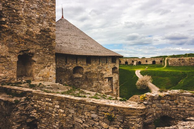 De binnenplaats van het fort KamenetsPodolsk Historisch monument van Oekraïne Europa