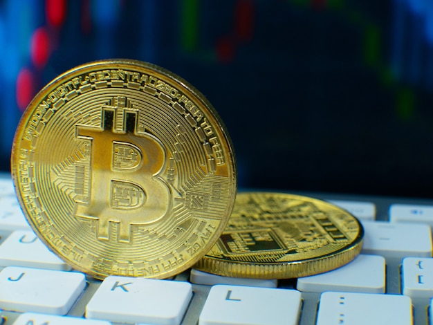 De bitcoin-munt op toetsenbordafbeelding voor cryptovaluta-inhoud.