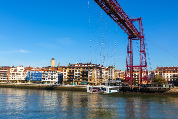 De bizkaia hangbrug (puente de vizcaya) in portugalete, spanje. de brug over de monding van de rivier de nervion.