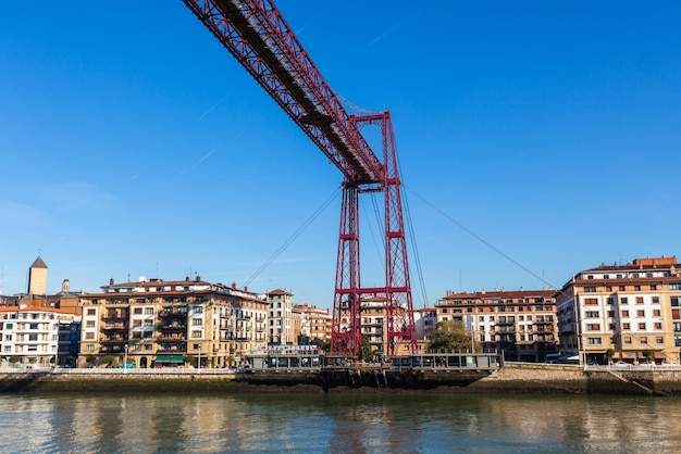 De Bizkaia hangbrug (Puente de Vizcaya) in Portugalete, Spanje. De brug over de monding van de rivier de Nervion.