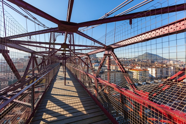 De Bizkaia schorsing transporter brug (Puente de Vizcaya) in Portugalete, Spanje binnen. Lopen over het platform van de brug