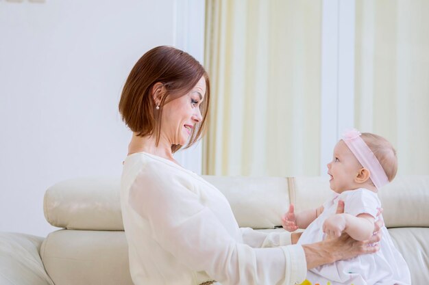 De blanke vrouw ziet er gelukkig uit met haar baby.