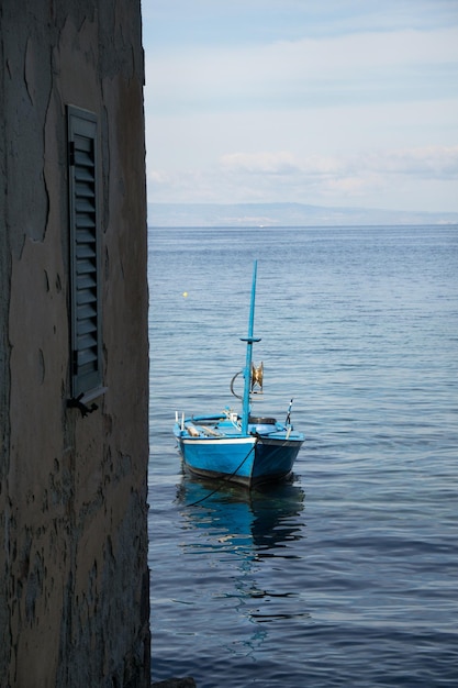 De blauwe boot die wacht om te gaan vissen. De badplaats Scilla.