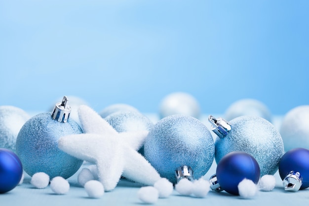 De blauwe decoratie van Kerstmisballen