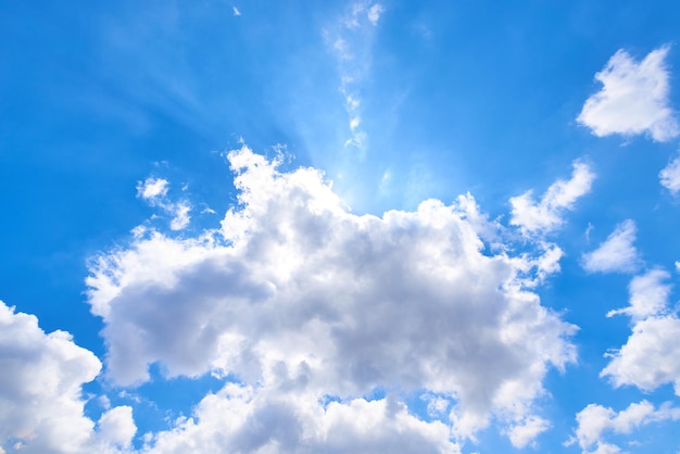 Foto de blauwe hemel met wolken