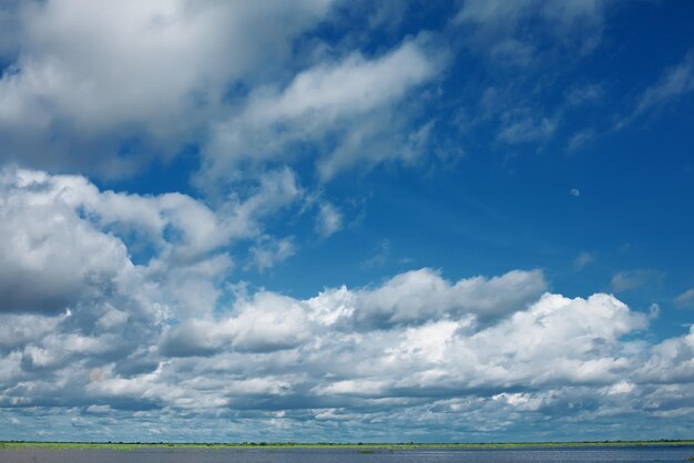 De blauwe lucht en de grote wolken op het tonle sap-meer, cambodja