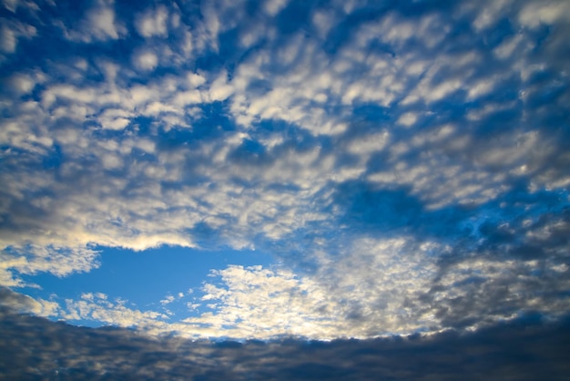 De blauwe lucht en de witte pluizige wolken.