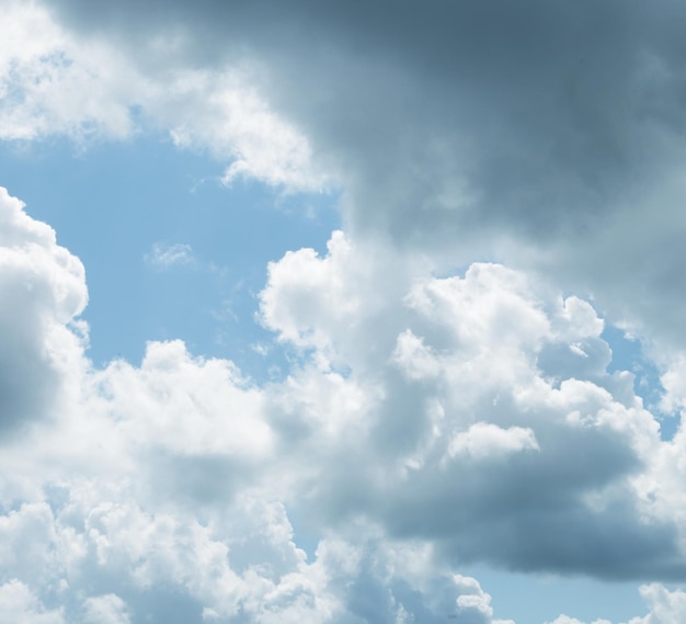 De blauwe lucht en de wolken