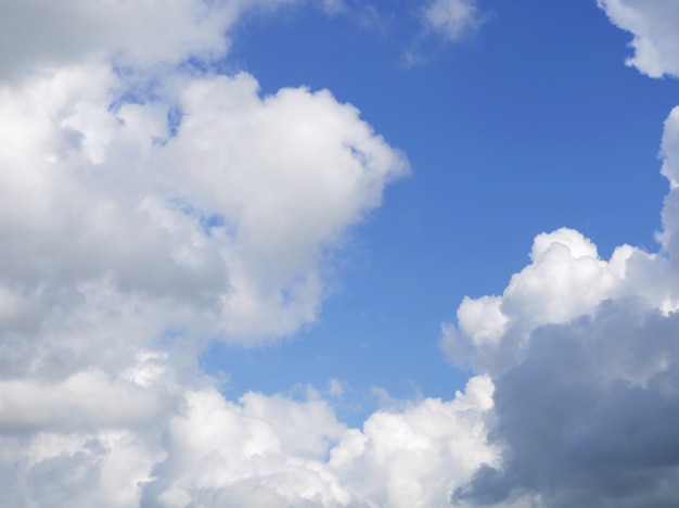 De blauwe lucht en de wolken