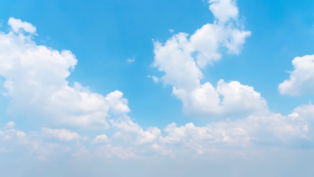 De blauwe lucht en witte wolken