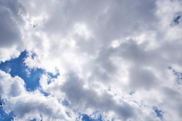 Foto de blauwe lucht is witte wolken.