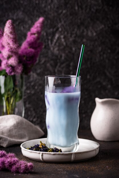 De blauwe thee van de vlindererwt met melk