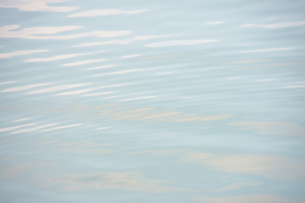 De blauwe watergolven door wind en zonlicht die op oppervlakte wijzen