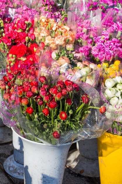 De bloempot met prachtige bloemen erin.