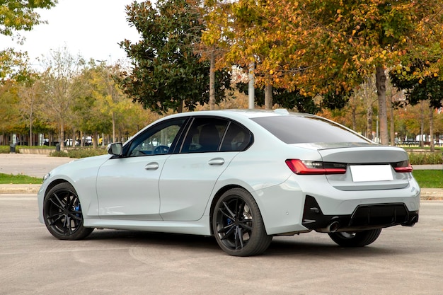 De BMW 320i is een compacte executive auto geproduceerd door de Duitse autofabrikant BMW.