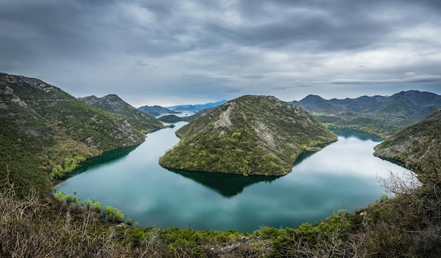 De bocht van de rijeka crnojevica-rivier