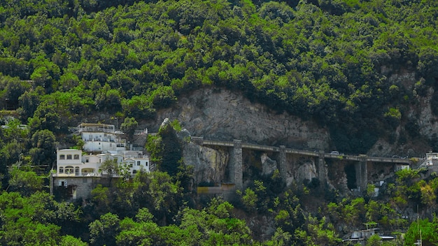 De bochtige weg langs de kust van Amalfi in Zuid-Italië