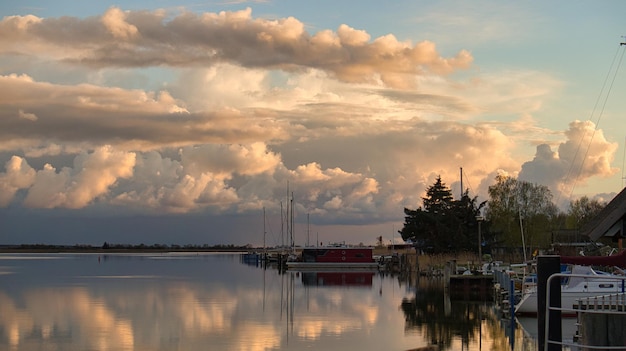 De Bodden bij Zingst aan de Oostzee worden in de avonduren weerspiegeld in het kalme water