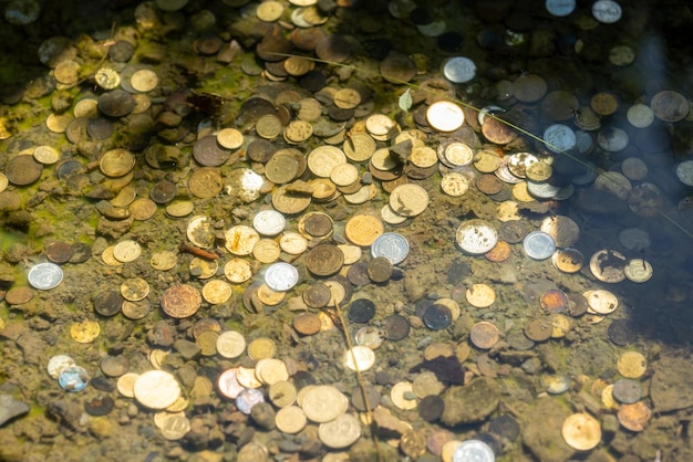 Foto de bodem van de fontein is volledig bedekt met oekraïense munten beroemde toeristische attractie het teken om terug te komen naar dezelfde plaats