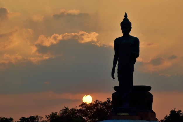 Foto de boeddha tijdens de zonsondergang in bangkok