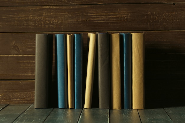 De boeken sluiten omhoog op oude houten lijst