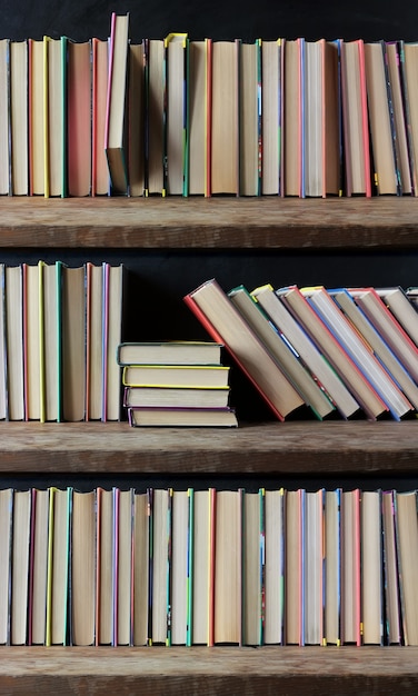 De boekenkast, boeken op de planken sluit omhoog. Bibliotheek. Terug naar school.