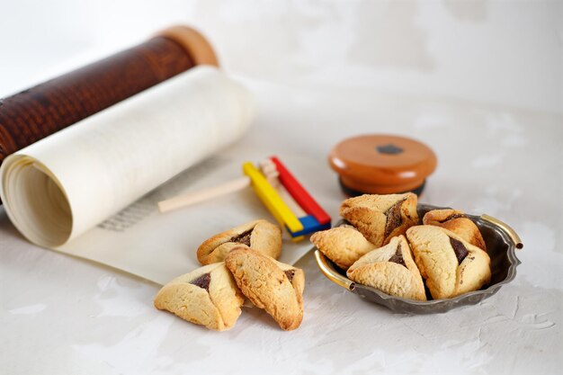 Foto de boekrol van esther en haman's ooren koekjes joodse feest purim