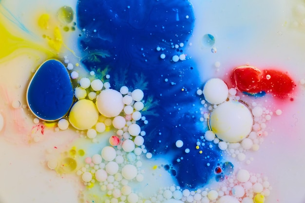 De bolcirkels van de oliebel op blauw koraalrif abstract kunst kleurrijk actief als achtergrond