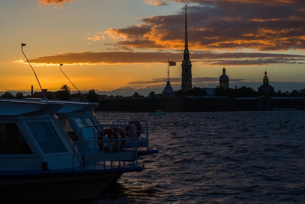 De boot en de kade in St. Petersburg