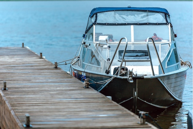 De boot ligt op het water bij de pier